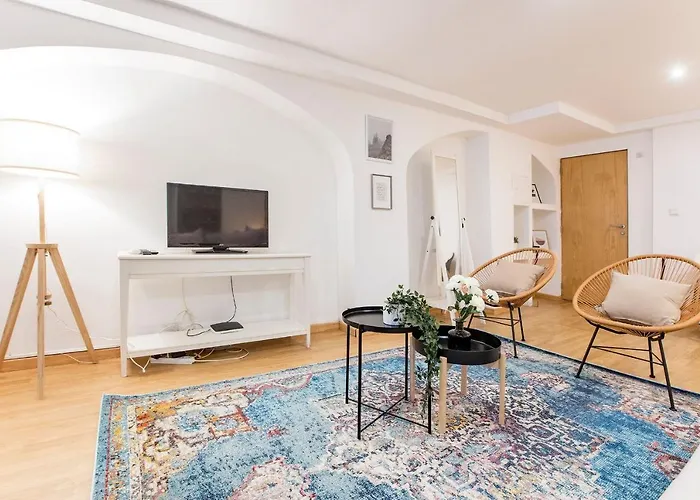 Almada Hideaway W/ Ac & Private Pool By Lovelystay *