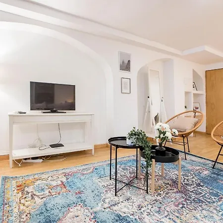 Almada Hideaway W/ Ac & Private Pool By Lovelystay *