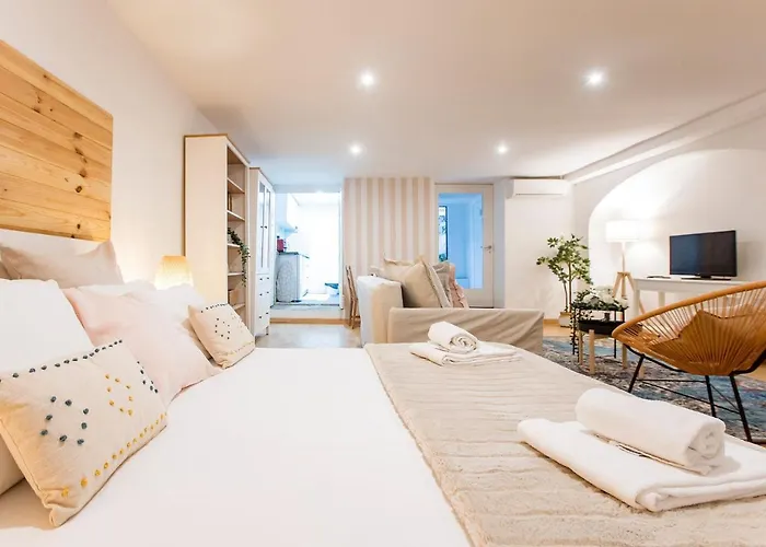 Almada Hideaway W/ Ac & Private Pool By Lovelystay