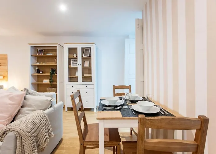 Almada Hideaway W/ Ac & Private Pool By Lovelystay *