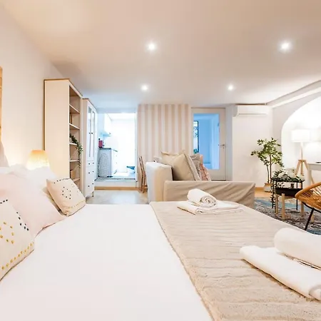 Almada Hideaway W/ Ac & Private Pool By Lovelystay